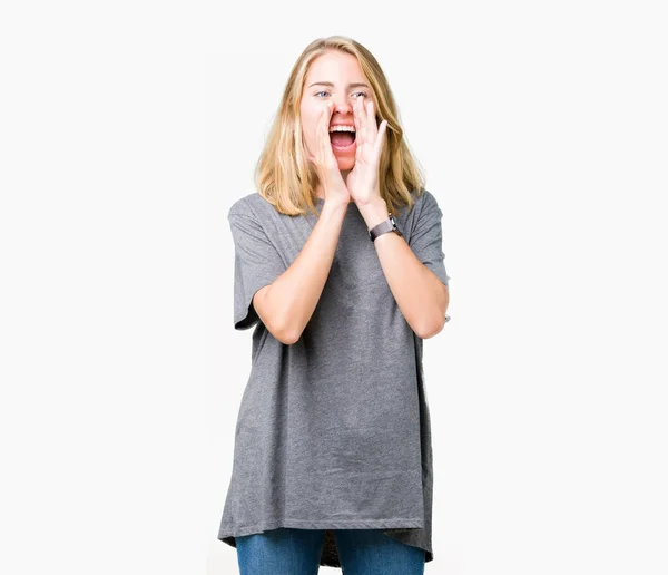 Krásná Mladá Žena Nosí Oversize Ležérní Tričko Izolované Pozadí Křičí — Stock fotografie