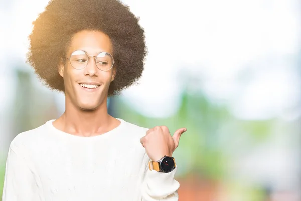 Молодий Афроамериканець Людиною Афро Волосся Окулярах Посміхається Щасливим Обличчям Дивлячись — стокове фото
