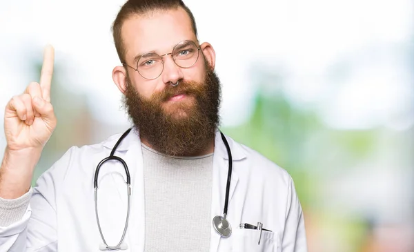 Joven Doctor Rubio Con Barba Usando Abrigo Médico Mostrando Señalando — Foto de Stock