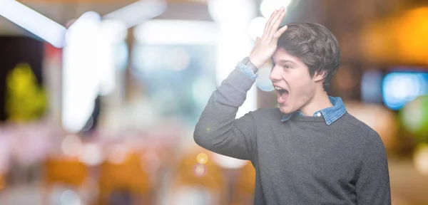 Joven Hombre Elegante Guapo Sobre Fondo Aislado Sorprendido Con Mano — Foto de Stock