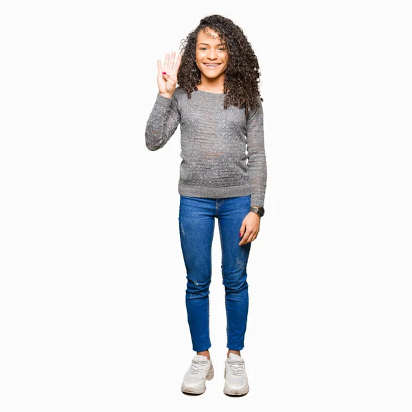 毛身に着けているセーターを示すと指で上向きに若くてきれいな女性数は自信を持って 幸せな笑みを浮かべている間 — ストック写真