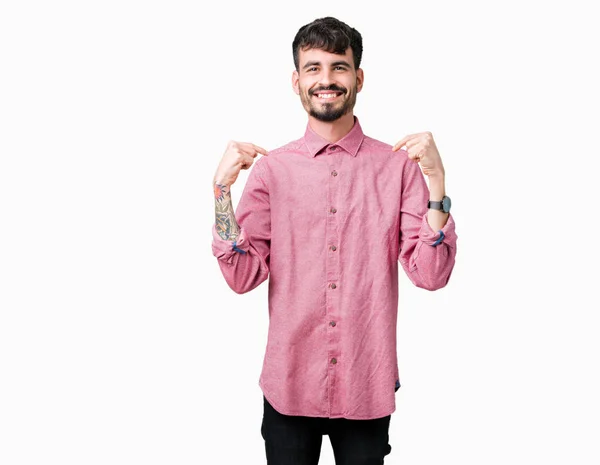 年轻的帅哥穿着粉红色的衬衫在孤立的背景看起来自信的微笑在脸上 用手指指向自己骄傲和快乐 — 图库照片