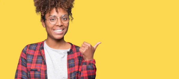 Hermosa Mujer Afroamericana Joven Con Gafas Sobre Fondo Aislado Sonriendo —  Fotos de Stock