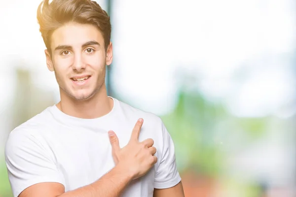 Joven Hombre Guapo Con Camiseta Blanca Sobre Fondo Aislado Alegre —  Fotos de Stock