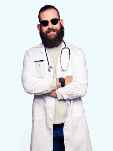 Joven Doctor Rubio Con Barba Usando Gafas Sol Cara Feliz — Foto de Stock