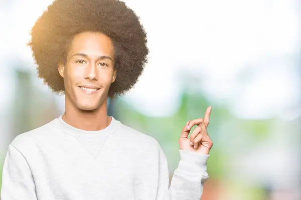 Unga Afroamerikanska Man Med Afro Hår Bär Sportig Tröja Med — Stockfoto