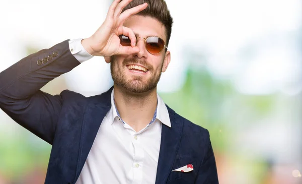 Homem Elegante Bonito Jovem Usando Óculos Sol Blazer Moda Fazendo — Fotografia de Stock