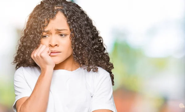 Junge Schöne Frau Mit Lockigem Haar Die Ein Weißes Shirt — Stockfoto