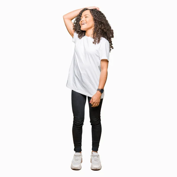 Ung Vacker Kvinna Med Lockigt Hår Iklädd Vit Shirt Leende — Stockfoto