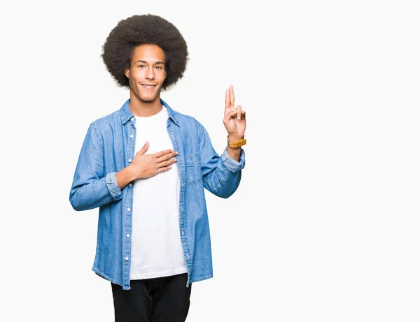 Fiatal Afro Amerikai Férfi Afro Hajú Káromkodás Kézzel Mellkas Ujjak — Stock Fotó