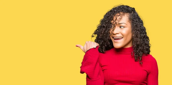 Mooie Jongedame Met Krullend Haar Lachend Met Blij Gezicht Kijken — Stockfoto