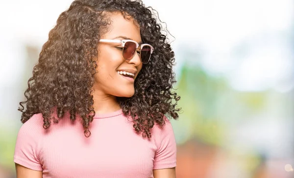 Mooie Jongedame Met Krullend Haar Dragen Van Een Roze Zonnebril — Stockfoto