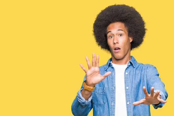 Joven Hombre Afroamericano Con Pelo Afro Asustado Aterrorizado Con Expresión —  Fotos de Stock