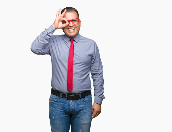 Arab Muž Středního Věku Nosit Módní Červené Brýle Nad Samostatný — Stock fotografie