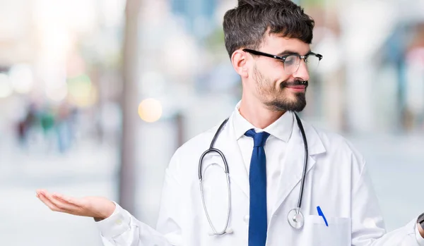 Jonge Arts Man Dragen Ziekenhuis Vacht Geïsoleerde Achtergrond Smiling Tonen — Stockfoto