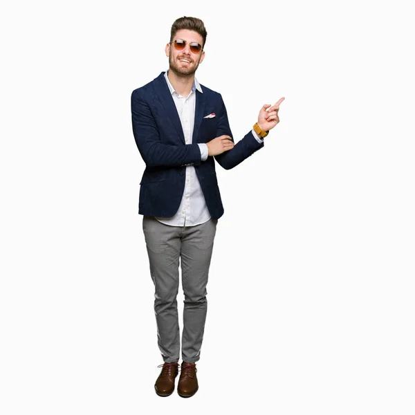 Jonge Knappe Elegante Man Dragen Zonnebril Mode Blazer Met Een — Stockfoto