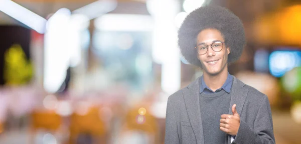 Młody African American Business Man Afro Włosy Noszenie Okulary Robi — Zdjęcie stockowe