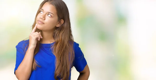 Joven Mujer Morena Hermosa Con Camiseta Azul Sobre Fondo Aislado — Foto de Stock