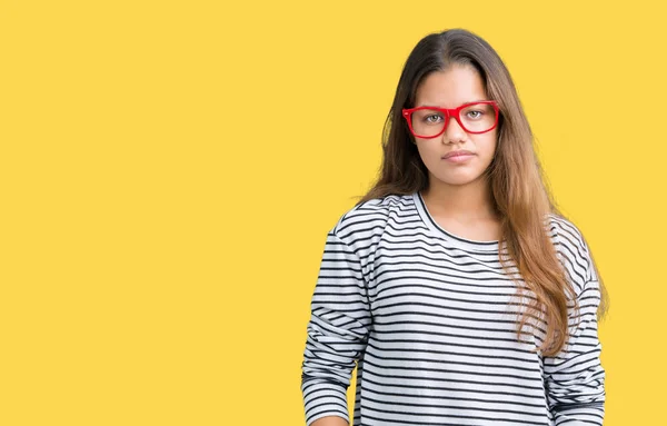 Μελαχρινή Νεαρή Όμορφη Γυναίκα Φοράει Ρίγες Πουλόβερ Και Κόκκινα Γυαλιά — Φωτογραφία Αρχείου