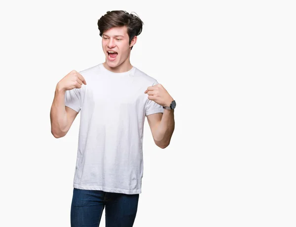 Homem Bonito Jovem Vestindo Casual Shirt Branca Sobre Fundo Isolado — Fotografia de Stock