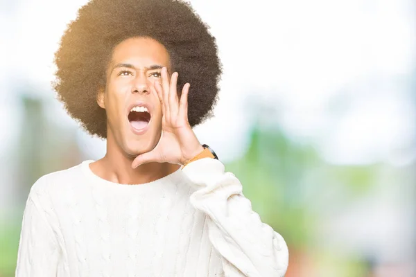 Молодий Афроамериканець Людиною Афро Волосся Носити Взимку Светр Кричати Голосно — стокове фото
