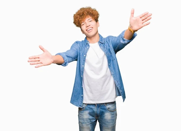 Homem Bonito Jovem Com Cabelo Afro Usando Casaco Ganga Olhando — Fotografia de Stock