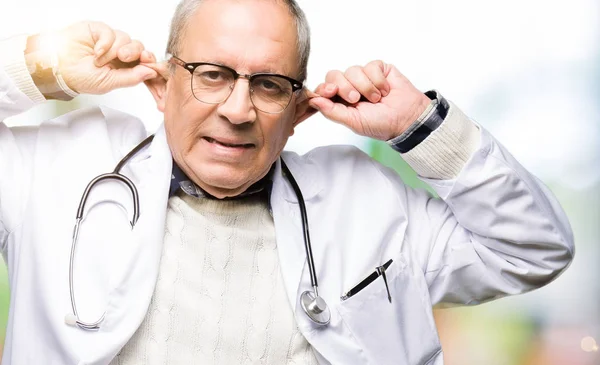 Hombre Guapo Médico Senior Con Abrigo Médico Sonriendo Tirando Las — Foto de Stock