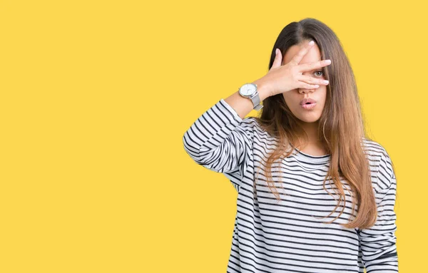 Jovem Bela Mulher Morena Vestindo Listras Suéter Sobre Fundo Isolado — Fotografia de Stock