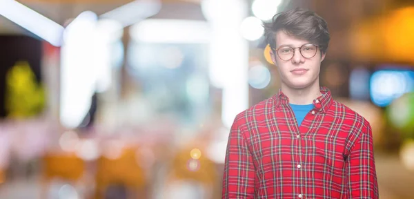 Jeune Bel Homme Portant Des Lunettes Sur Fond Isolé Détendu — Photo