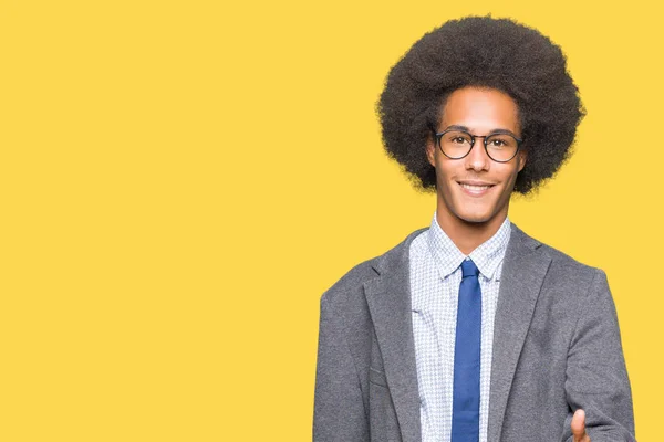 Jovem Homem Negócios Afro Americano Com Cabelo Afro Vestindo Óculos — Fotografia de Stock