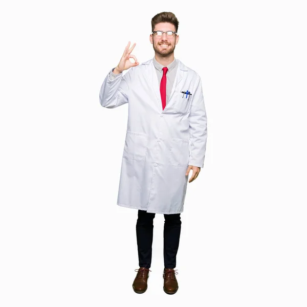 Mladý Pohledný Vědec Muž Nosí Brýle Úsměvem Pozitivní Jednání Znamení — Stock fotografie