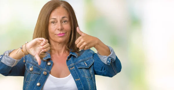 Mulher Meia Idade Bonita Vestindo Jaqueta Ganga Casual Sobre Fundo — Fotografia de Stock