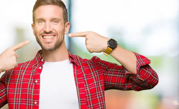 Hombre Guapo Con Camisa Casual Sonriendo Confiado Mostrando Señalando Con — Foto de Stock