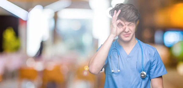 Junger Arzt Der Medizinische Uniform Über Isoliertem Hintergrund Trägt Macht — Stockfoto