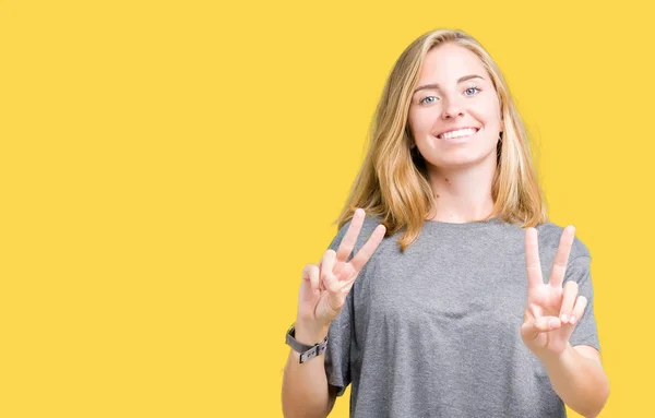 Mulher Bonita Vestindo Camiseta Casual Oversize Sobre Fundo Isolado Sorrindo — Fotografia de Stock