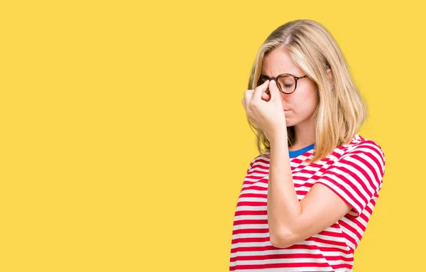 Mulher Bonita Usando Óculos Sobre Fundo Isolado Cansado Esfregando Nariz — Fotografia de Stock