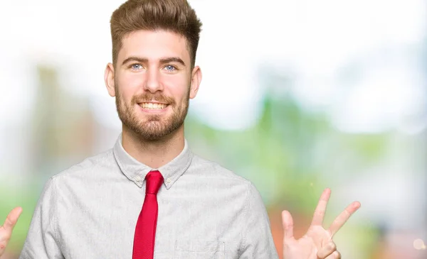 Junger Gutaussehender Geschäftsmann Zeigt Mit Finger Nummer Acht Nach Oben — Stockfoto