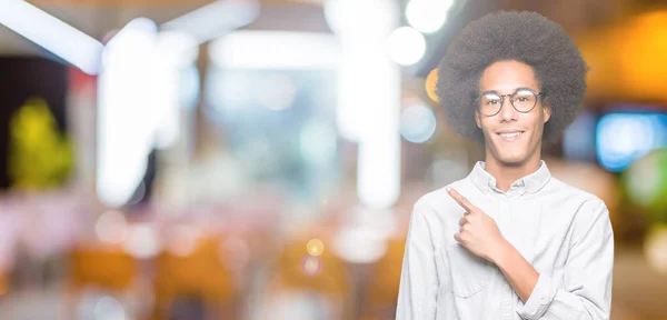Νεαρός Αφρικανική Αμερικανική Άνθρωπος Αφρο Μαλλιά Που Φοράει Γυαλιά Χαρούμενα — Φωτογραφία Αρχείου