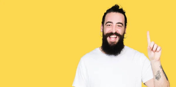 Joven Hipster Hombre Con Pelo Largo Barba Usando Casual Camiseta — Foto de Stock