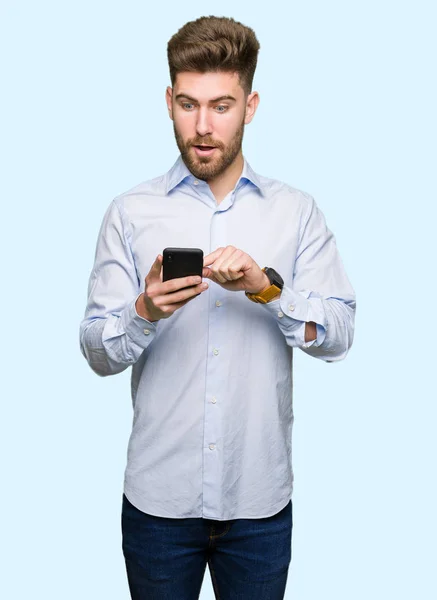 Jovem Homem Bonito Negócio Usando Smartphone Assustado Choque Com Rosto — Fotografia de Stock
