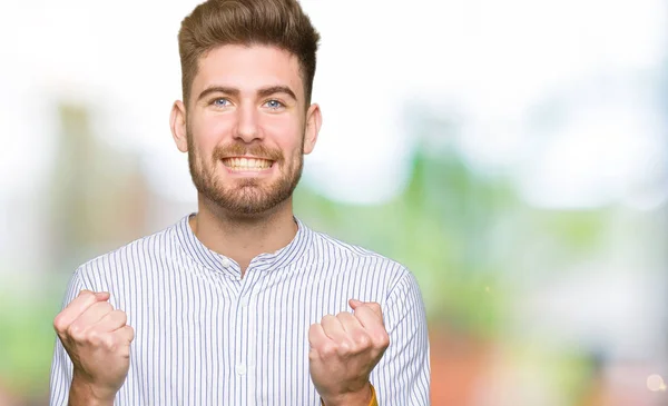 Jovem Homem Bonito Comemorando Surpreso Surpreso Pelo Sucesso Com Braços — Fotografia de Stock