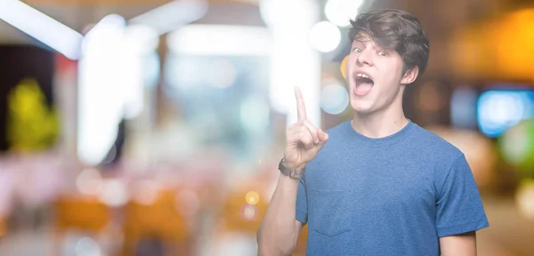 Homem Bonito Jovem Vestindo Camiseta Azul Sobre Fundo Isolado Apontando — Fotografia de Stock