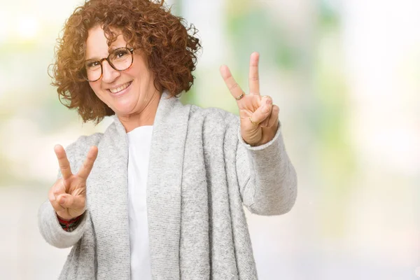 Schöne Seniorin Mittleren Alters Mit Jacke Und Brille Vor Isoliertem — Stockfoto