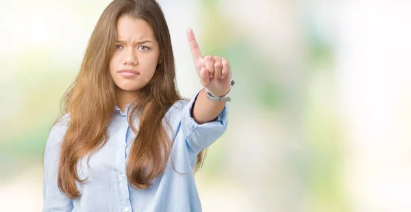 分離以上の若い美しいブルネット ビジネス女性を指と怒りの表現のポインティングを背景します — ストック写真
