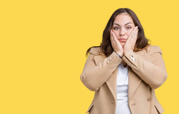 Schöne Size Junge Frau Trägt Wintermantel Über Isoliertem Hintergrund Müde — Stockfoto