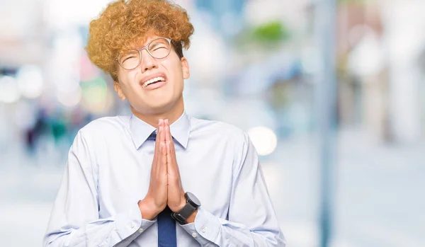 Fiatal Jóképű Üzletember Afro Szemüveg Koldulás Imádkozik Együtt Remény Kifejezés — Stock Fotó