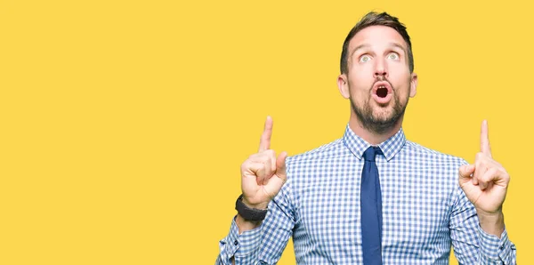 Bonito Homem Negócios Usando Gravata Surpreso Surpreso Olhando Para Cima — Fotografia de Stock