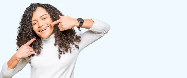 Mulher Bonita Nova Com Cabelo Encaracolado Usando Camisola Gola Alta — Fotografia de Stock