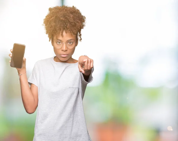 Joven Mujer Afroamericana Mostrando Pantalla Del Teléfono Inteligente Sobre Fondo —  Fotos de Stock