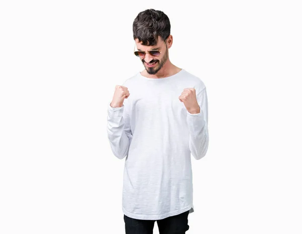 Joven Hombre Guapo Con Gafas Sol Sobre Fondo Aislado Muy —  Fotos de Stock